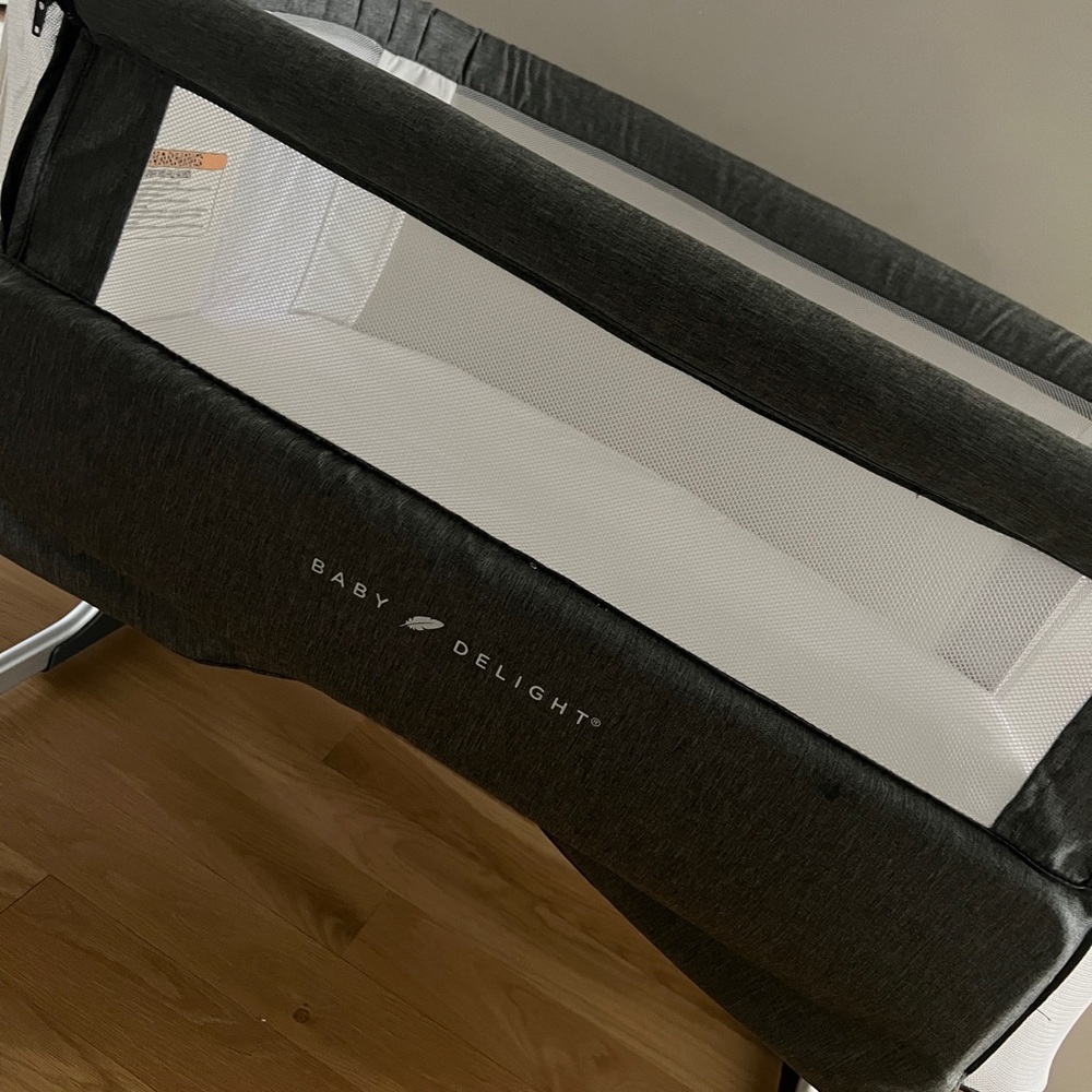 Baby Delight Beside Me Dreamer Bassinet & Bedside Sleeper
